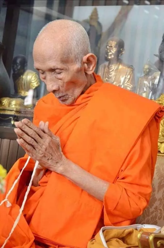 ลุ้นเนื้อพระเครื่อง รุ่น รวยพันล้าน (ย้อนยุค) (หลวงพ่อรวย ปาสาทิโก) (ออกวัดหนองกลาง-ตากแดด) ยกลัง